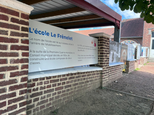 Le panneau historique de l'école Le Frênelet — histoire de l'établissement depuis 1924, impression grand format sur mur extérieur. Conception et pose Doublet. Panneau historique