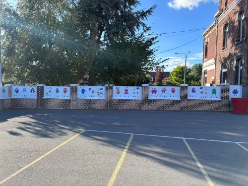 Mur de cour — dessins des enfants en grand format Mur de cour — dessins des enfants en grand format