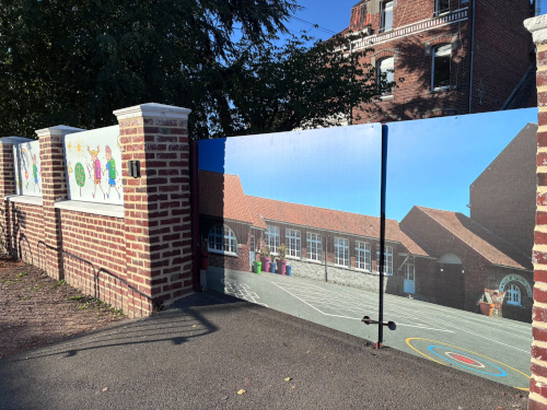 Trompe-l'œil portail — vue de la cour depuis la rue panneau-personnalise-ecole