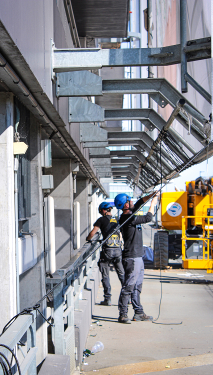 Nos cordistes en action pour installer la baxhe monumentale sur le stade Decathlon Arena