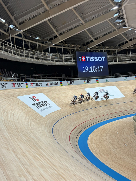 Le stickage des sponsors sur la piste des championnats du monde de cyclisme Le stickage des sponsors sur la piste des championnats du monde de cyclisme