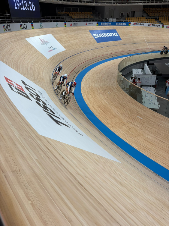 Les cyclistes sur piste et les sponsors stickés sur la piste Les cyclistes sur piste et les sponsors stickés sur la piste