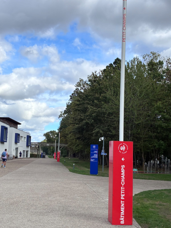 Les panneaux de la signalétique du centre de Marcoussis Les panneaux de la signalétique du centre de Marcoussis