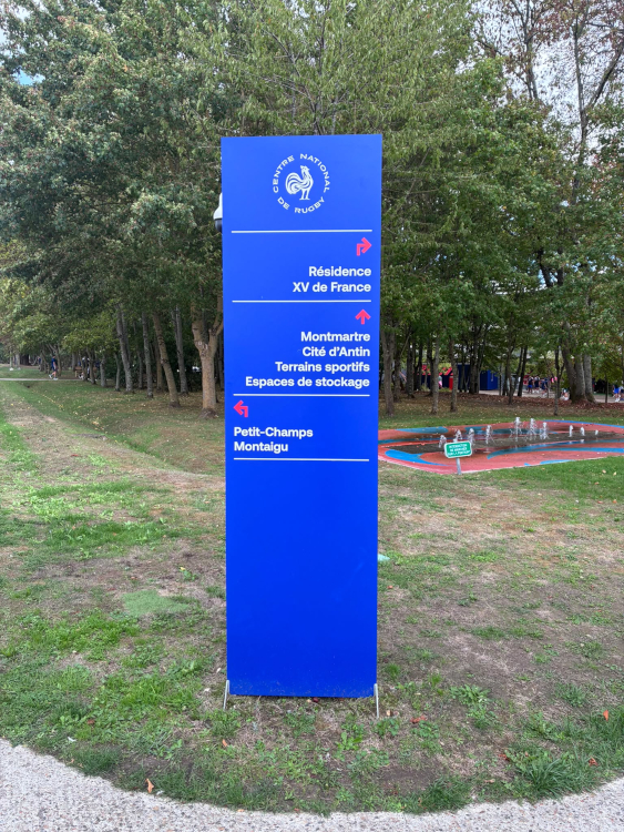 Les panneaux de la signalétique du centre de Marcoussis Les panneaux de la signalétique du centre de Marcoussis