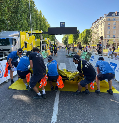 Les équipes Doublet préparent les zones de départ et arrivées du Tour de France depuis plus de 20 ans