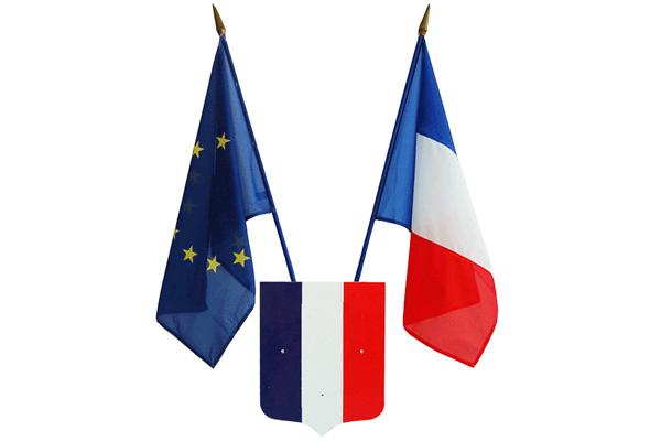 Le drapeau français et le drapeau européen sur les édifices publics français