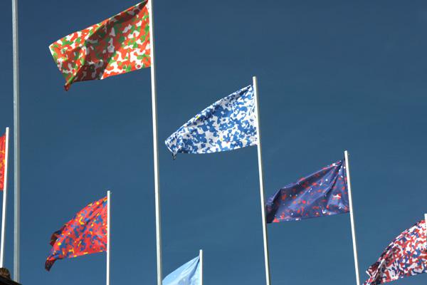 152 drapeaux au dessus de la Seine
