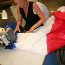 Doublet fournit des drapeaux Français aux habitants de La Madeleine et Marennes