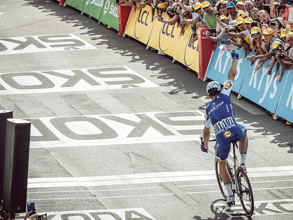 Coureur franchissant la ligne sur le Tour de France