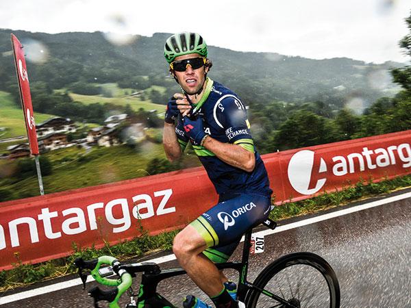 Coureur sous la pluie pendant le Tour de France Coureur sous la pluie pendant le Tour de France