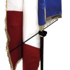 Dispositif de déploiement pour drapeaux d'intérieur