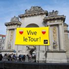 Tissu Géant Tour de France sur l'arc de triomphe
