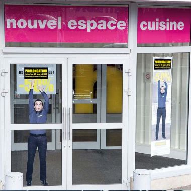 Adhésifs de vitrine courte durée
