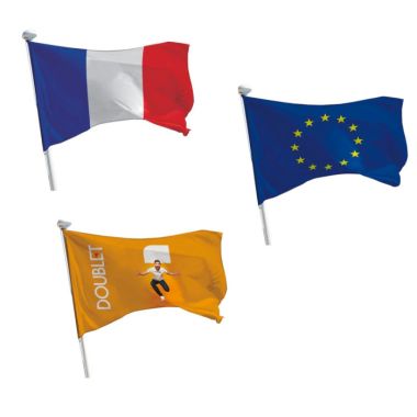 Lot de trois drapeaux dont un offert