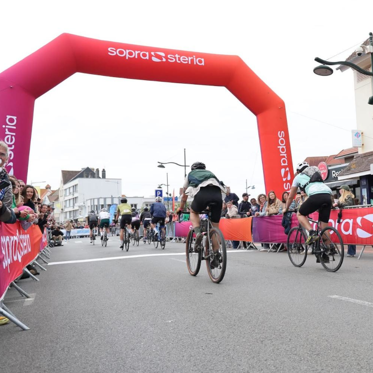 Location de barrières personnalisables Des barrières personnalisables pour accompagner une arche gonflable sur une course cycliste