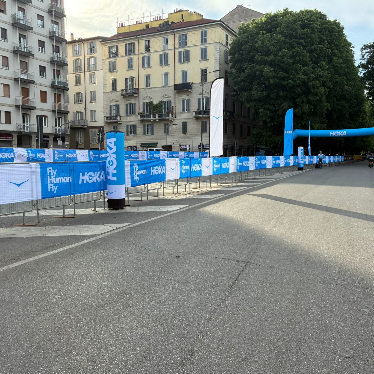 Barrières personnalisées sur une course de running HOKA