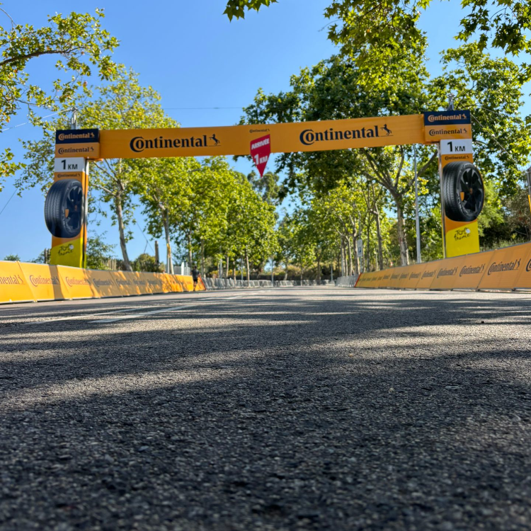 Louez vos barrières evenementielles personnalisées pour vos événements Barrières evenementielles et arche de passage sur le parcours du tour de france 2026