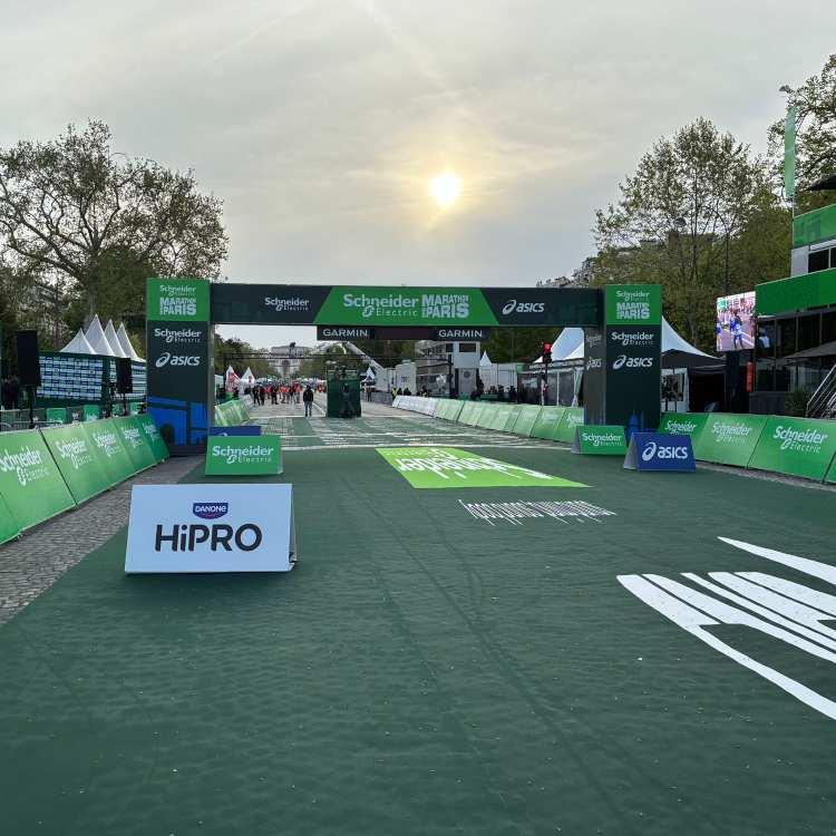 Louez votre materiel evenementiel sportif chez DOUBLET L'arche et la zone d'arrivée du marathon de Paris 2026