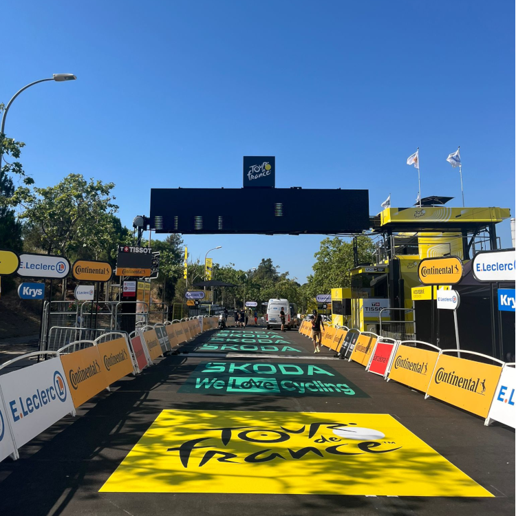 Louez barrières, arches, et tout le nécessaire pour votre événement sportif chez DOUBLET Zone d'arrivée de l'une des étapes du Tour de France 2026