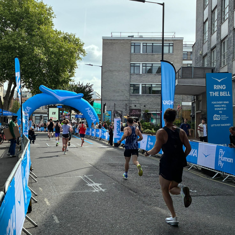 Arches, barrieres, habillage...Louez votre matériel pour evenement sportif chez Doublet Le balisage du parcours d'une course sportive avec arche et barrières personnalisées