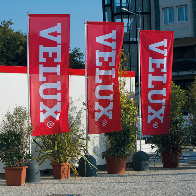 Location de mâts événementiels Drapeaux Velux lors d'une activation publicitaire