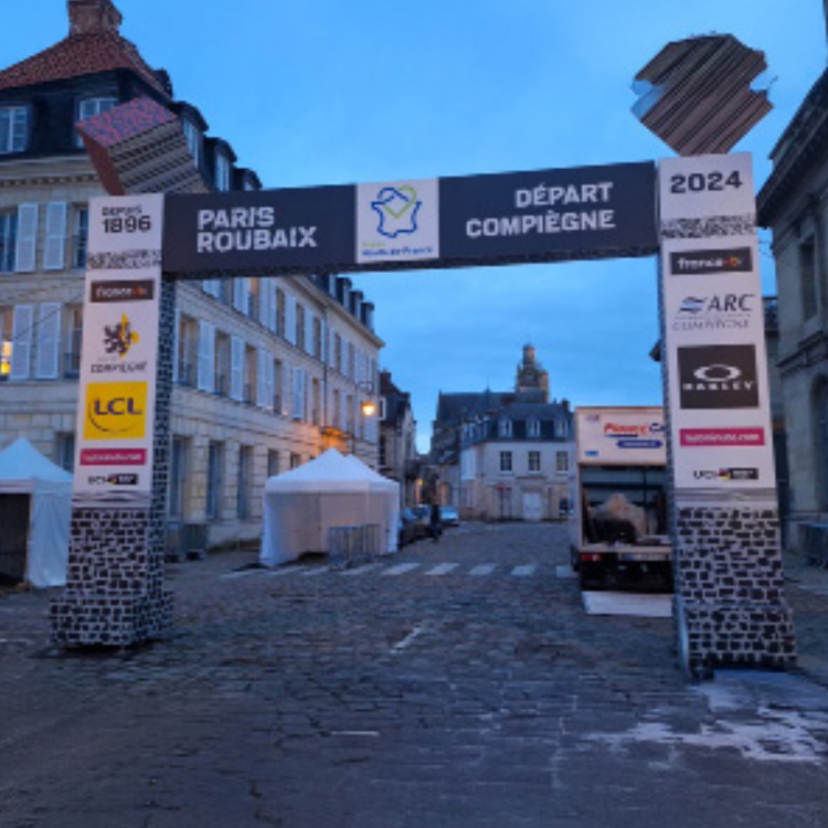 Une arche d'arrivée pour une course sportive