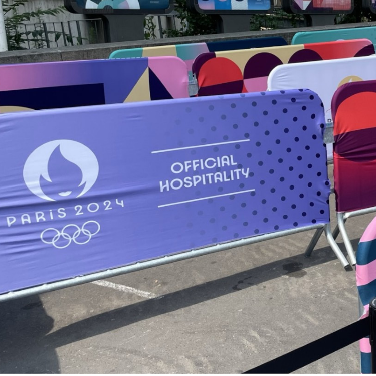 Barrières événementielles Barrières habillées aux couleurs des Jeux Olympiques de Paris 2024
