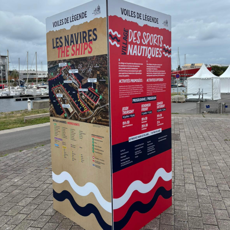 Totems et signalétique Un totem aux couleurs des voiles de Dunkerque