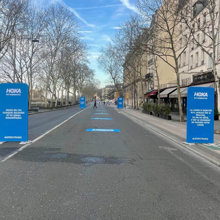 Totems personnalisés à louer pour l'organisation d'événements sportifs Totems personnalisés lors d'une course à pieds organisée par HOKA