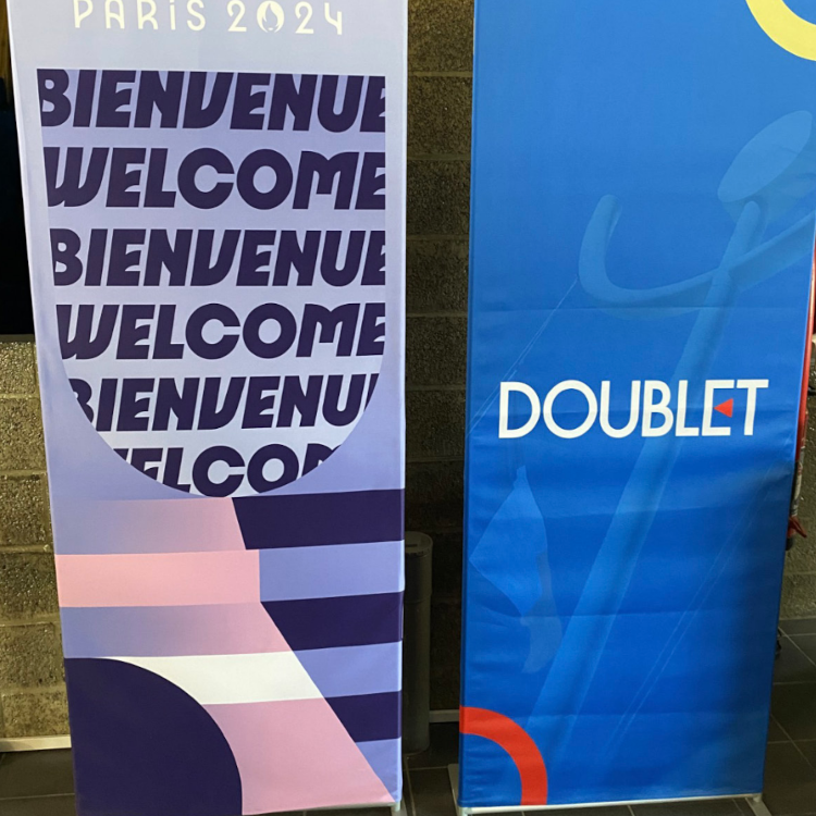 Location de totems personnalisés sur mesure pour vos événements deux totems personnalisés Doublet et Jeux Olympiques de Paris 2024