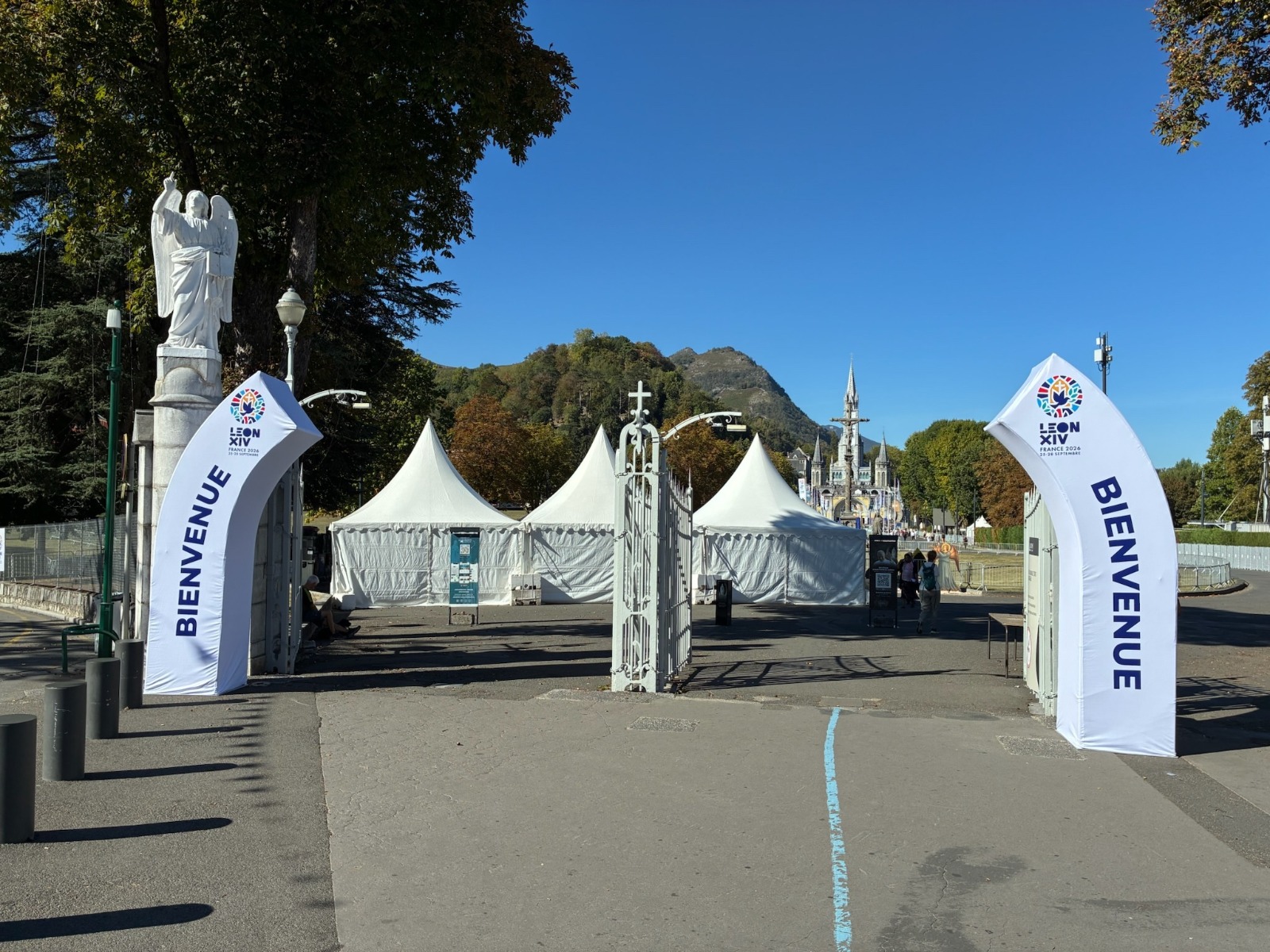 2 demies arches d'accueil Lourdes, visite du Pape 2 demies arches d'accueil Lourdes