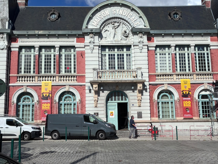 Baches sur la façade de la Maison syndicale pour les 100 ans de ferveur de supporter Lensois