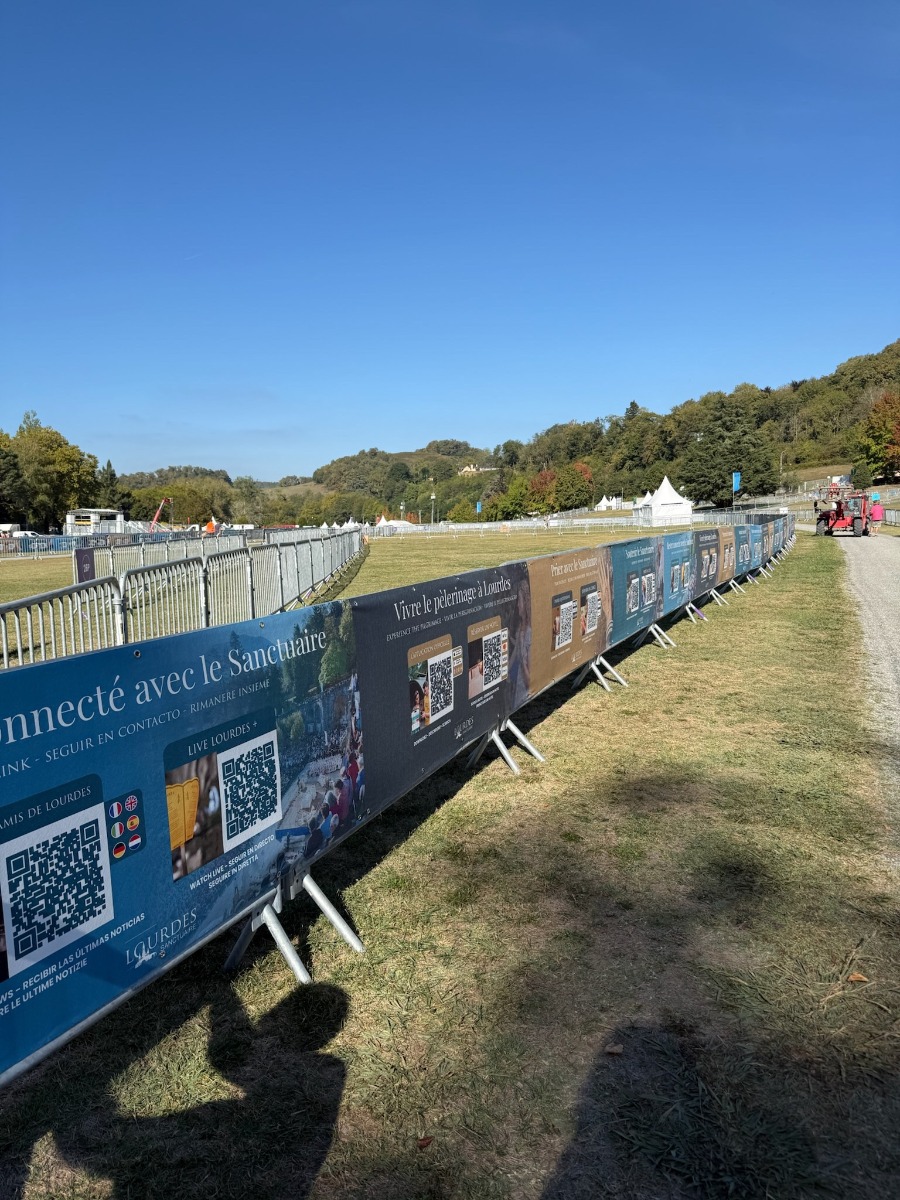 Habillage de 2km de barrières pour la visite du Pape Habillage des barrières
