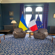 Drapeaux d'intérieur et officiels : l'excellence du pavoisement institutionnel