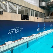 Natation internationale : l’art de transformer un bassin en support média haute visibilité