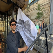 Drapeau personnalisé : de l'œuvre de JR sur le Pont-Neuf à votre prochain événement