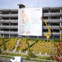 Installation d'une bâche monumentale : comment communiquer sur la façade de votre bâtiment ?