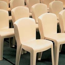Réglementation concernant les rangées de chaises dans les lieux publics