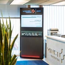 Totem digital : création 100% sur-mesure pour Vinci Construction France