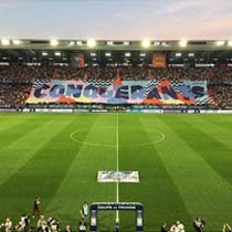 Le drapeau de supporter XXL ou TIFO made by Doublet