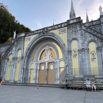 Comment organiser et habiller un grand rassemblement religieux de 180 000 personnes ? Le cas de la visite du Pape à Lourdes