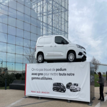 Toyota confie à Doublet l'habillage de son lancement de gamme Pro : podium et bâche PVC sur-mesure