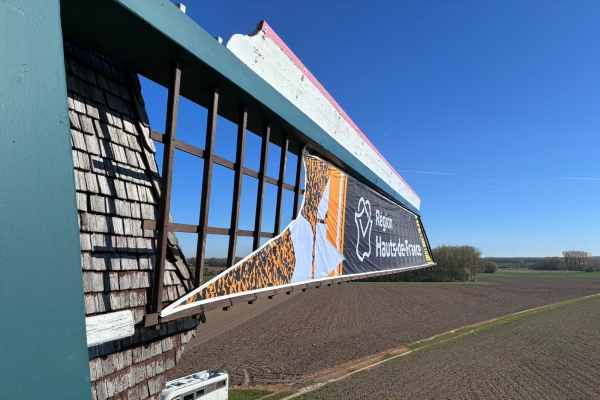 Paris-Roubaix : L'habillage du Moulin de Vertain ou l'art du branding monumental