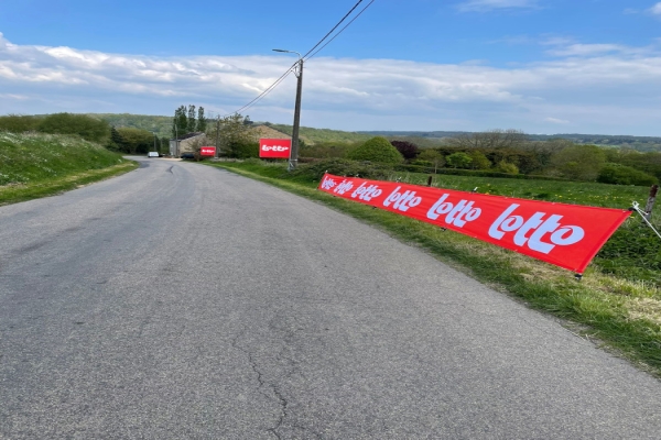 Habillage barrière : Doublet aux couleurs de la Flèche Wallonne