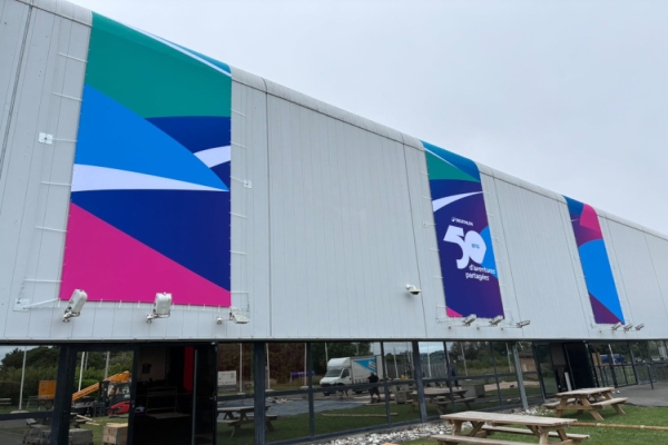 Affichage monumental sur façade : comment Decathlon a célébré ses 50 ans en quelques jours seulement ?