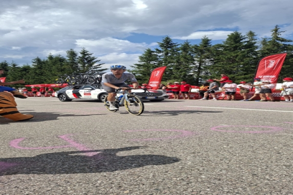 Beach flags et barrières personnalisés : comment Vittel a dominé visuellement son étape du Tour de France 2026
