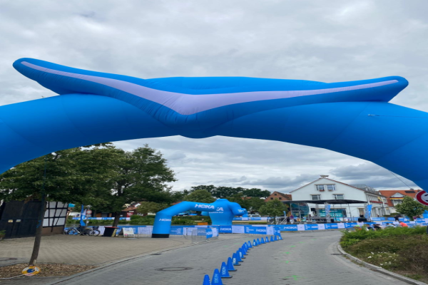 Comment équiper visuellement un triathlon longue distance ? Le dispositif XXL HOKA au Challenge Roth