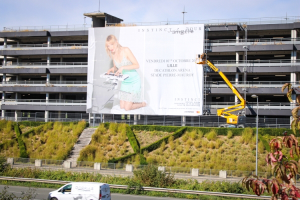 Installation d'une bâche monumentale : comment communiquer sur la façade de votre bâtiment ?