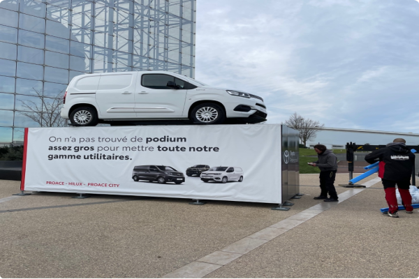 Signalétique en concession automobile : l’expertise Doublet pour le lancement de la gamme pro Toyota