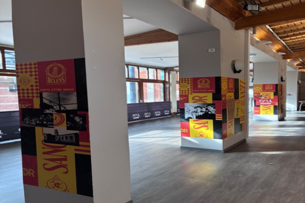 Bâches de façade et adhésifs muraux : habiller la Maison syndicale de Lens pour 100 ans de ferveur supporter 